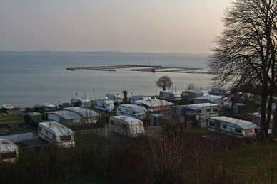 Geräumige Wohnwagen mit großem Vorzelt gibt es bereits ab 30 Euro. Campingplatz Förde Camping in Bockholmwik