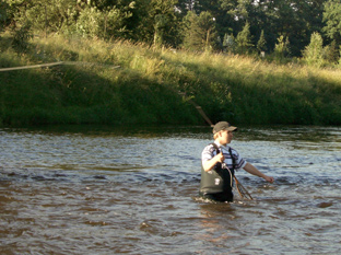 Ein junger Stolzenauer Fliegenfischer beim Angeln auf Döbel und Barben in einem Nebenfluß der Weser