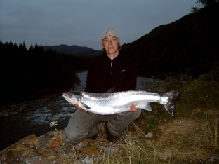 Lachs mit mehr als 9 kg aus der Orkla in Norwegen