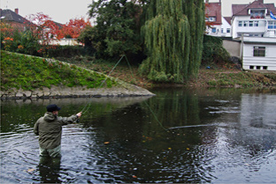 Heiner aus Berlin beim Fliegenfischen an der Werre bei Herford